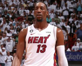 阿德巴约出战29分钟，18投11中得到25分10篮板3助攻3抢断2帽